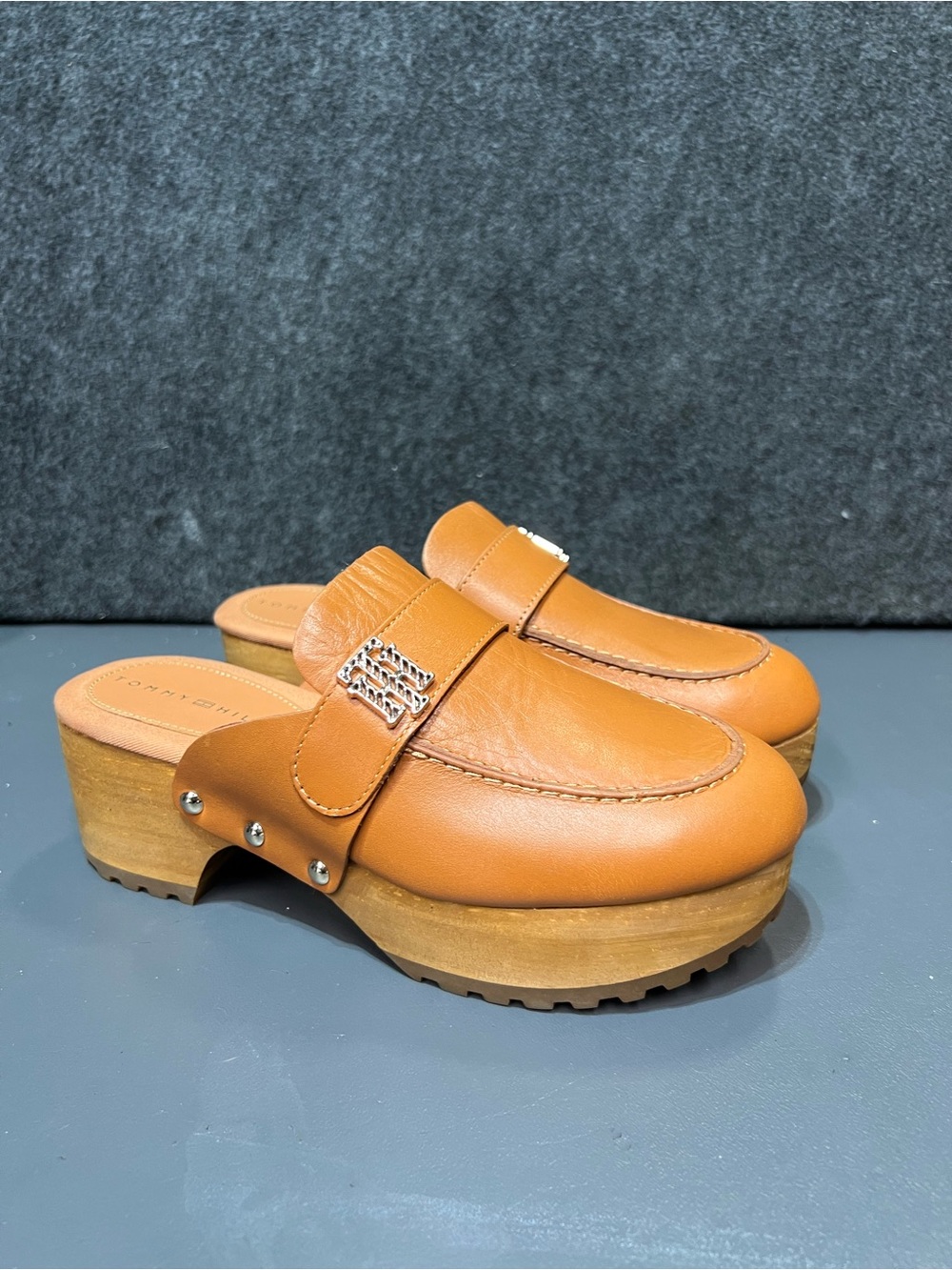 Tommy Hilfiger Leather Clogs Women’s Size 6